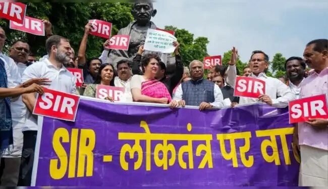 विपक्षी सांसदों का चुनाव आयोग तक मार्च, पुलिस ने हिरासत में लिए; ‘वोट चोरी’ के आरोपों को लेकर तनाव