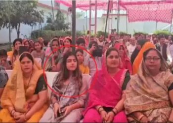 मैनपुरी में चुनाव प्रचार के दौरान दिखी अखिलेश यादव की बेटी, सुन रही थी मां का भाषण