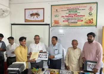 बागपत: प्रमाण पत्र वितरण के साथ मधुमक्खी पालन प्रशिक्षण शिविर का हुआ समापन