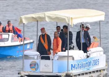 पीएम मोदी ने महाकुंभ 2025 में लगाई आस्था की डुबकी, एक्स पर शेयर की तस्वीरें!