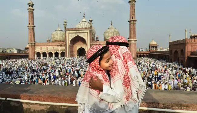 भारत के कई राज्यों में आज मनाई जा रही ईद, जानें क्या है इसके पीछे का कारण