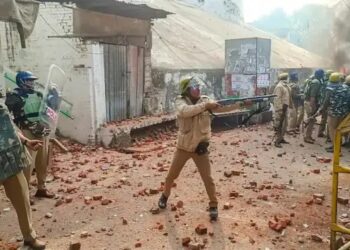 संभल हिंसा: पुलिस का एक्शन, मस्जिद की दीवारों पर लगाएं 74 उपद्रवियों के पोस्टर, बताने वाले को मिलेगी इनामी राशि