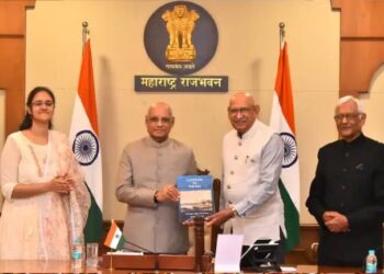 महाराष्ट्र के राज्यपाल ने हिस्टोरिक पोर्ट्स एंडडॉक्स ऑफ मुंबई ‘ पुस्तक का विमोचन किया