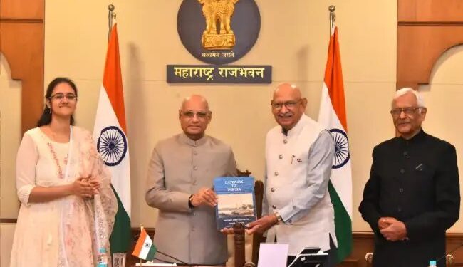 महाराष्ट्र के राज्यपाल ने हिस्टोरिक पोर्ट्स एंडडॉक्स ऑफ मुंबई ‘ पुस्तक का विमोचन किया