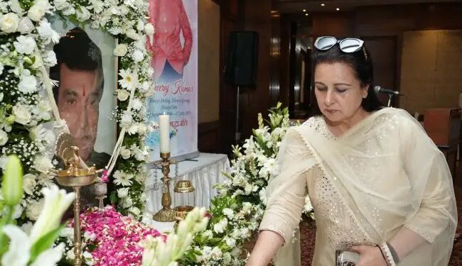 धीरज कुमार को श्रद्धांजलि देने जुटे फिल्म इंडस्ट्री के सेलिब्रिटी