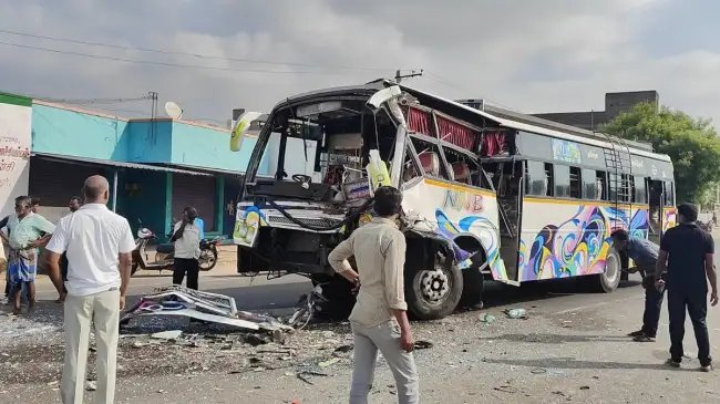 तमिलनाडु: तिरुपुर में कॉलेज बस पलटी, 2 की मौत, 21 घायल