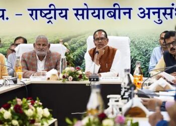 कृषि मंत्री शिवराज सिंह चौहान ने इंदौर में प्रेस कॉन्फ्रेंस को संबोधित किया