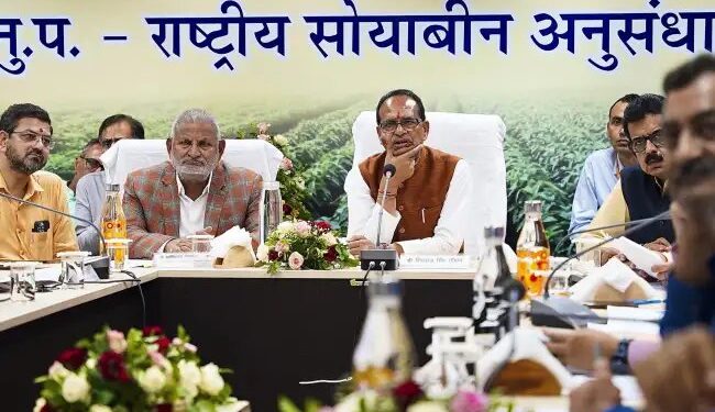 कृषि मंत्री शिवराज सिंह चौहान ने इंदौर में प्रेस कॉन्फ्रेंस को संबोधित किया