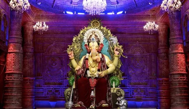 अनंत अंबानी ने लालबाग राजा को गिफ्त किया 20 किलो सोने का मुकुत