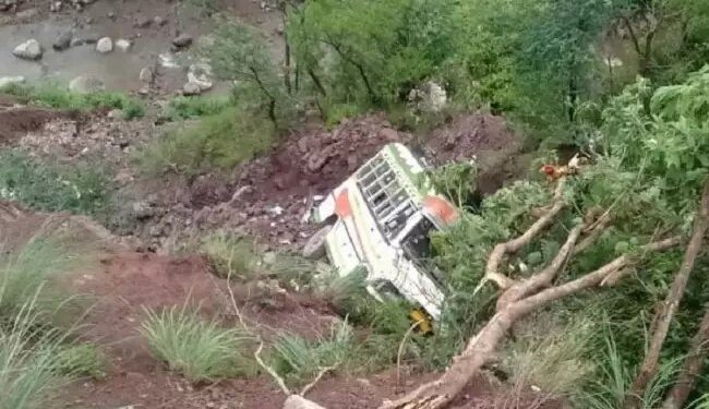 जम्मू –श्रीनगर हाइवे पर बड़ा हादसा, खाई में बस करने का बस गिरने से 10 की मौत