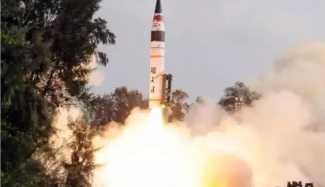 स्वदेश में विकसित अग्नि-5 मिसाइल ने एमआईआरवी के साथ पहली उड़ान भरी