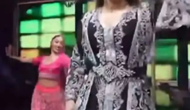 सात करोड़ की धमाकेदार परफॉर्मेंस से उर्वशी रौतेला ने किया मंत्रमुग्ध