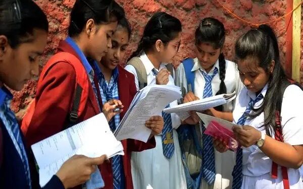 CBSE बोर्ड कक्षा 12वीं का रिजल्ट जारी, लड़कियों ने मारी बाजी, ऐसे चेक करें रिजल्ट