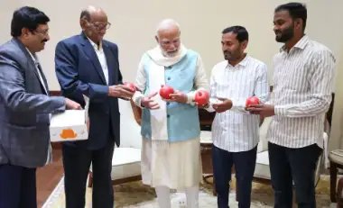 किसानों के साथ शरद पवार ने PM Modi को भेंट किए अनार!