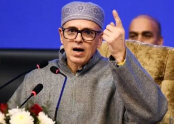 दिल्ली चुनावी नतीजे: AAP- कांग्रेस पर भड़के उमर अबदुल्ला, कहा- और लड़ो आपस में……