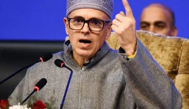 दिल्ली चुनावी नतीजे: AAP- कांग्रेस पर भड़के उमर अबदुल्ला, कहा- और लड़ो आपस में……