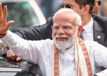 वाराणसी पहुंचे PM MODI, इन 44 विकास परियोजनाओं का किया शिलान्यास