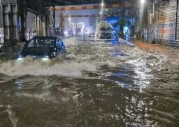 मुंबई में भारी बारिश से बुरा हाल, रेलवे ट्रैक पर पानी, कई ट्रेनें हुई रद्द