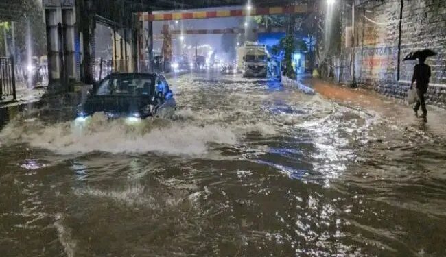 मुंबई में भारी बारिश से बुरा हाल, रेलवे ट्रैक पर पानी, कई ट्रेनें हुई रद्द