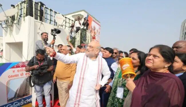 गृह मंत्री ने अहमदाबाद में मनाई मकर संक्रांति, की पतंगबाजी!