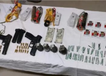 J&K में जैश-ए-मोहम्मद के 6 सहयोगी गिरफ्तार, हथियार और गोला-बारूद बरामद