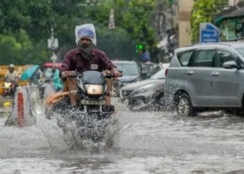 दिल्ली-NCR में मॉनसून की बारिश ने बढ़ाई टेंशन, सड़कों पर जलभराव और जाम से लोग बेहाल