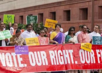 विपक्षी सांसदों का चुनाव आयोग तक मार्च: ‘वोट चोरी’ के आरोपों के खिलाफ बड़ा प्रदर्शन