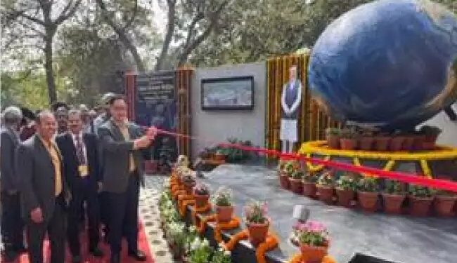 किरेन रिजिजू ने नई दिल्ली लोधी रोड पर एक आकर्षक सेल्फी प्वाइंट का उद्घाटन किया