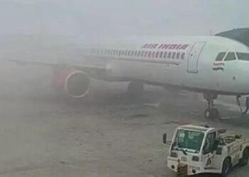 रेलवे स्टेशनों- हवाई अड्डों पर यात्री परेशान, 120 फ्लाइट्स-53 रद्द, ट्रेनें भी घंटों