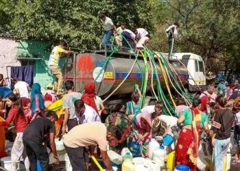 पानी के लिए तरसती ‘राजधानी’! कतारों में लोग, SC ने लगाई दिल्ली सरकार पर फटकार