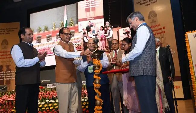 केंद्रीय मंत्री शिवराज सिंह चौहान ने कहा छोटे किसानों के हित में कार्य करें कृषि