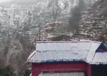 जम्मू-कश्मीर में शुरु हुई बर्फबारी, जानें क्या है मौसम का हाल?