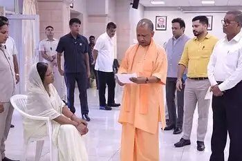 जनता दरबार में सीएम योगी के आधिकारियों को सख्त आदेश, कब्जा करने वालों को सिखाएं सबक