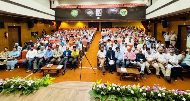 पीएयू में PMFME योजना पर कॉन्क्लेव का आयोजन, कृषि मंत्री गुरमीत सिंह खूडियां ने डेयरी व्यवसाय में विविधता लाने पर दिया जोर
