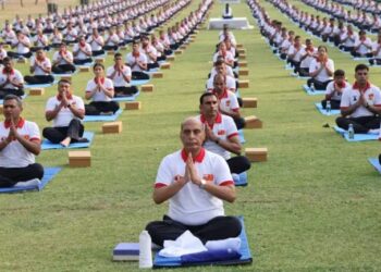 केन्द्रीय रक्षा मंत्री ने सैनिकों के साथ अंतर्राष्ट्रीय योग दिवस मनाया