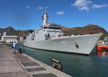 आईएनएस सुनयना मॉरीशस के लुईस बंदरगाह पर पहुंचा