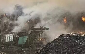 धूं-धूंकर फिर जला गाजीपुर के कूड़े का पहाड़, दमकल की 30 गाड़ियों मौजूद