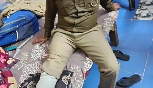 चोर ने सिपाही को तेज रफ्तार बाइक के सामने धकेला, टूटा सिपाही का पैर