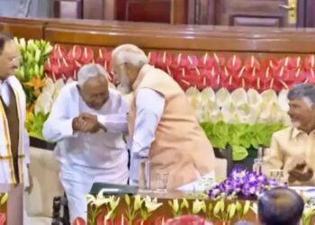 नीतीश कुमार ने फिर छुए पीएम मोदी के पांव, संसदीय दल की बैठक से सामने आया वीडियो