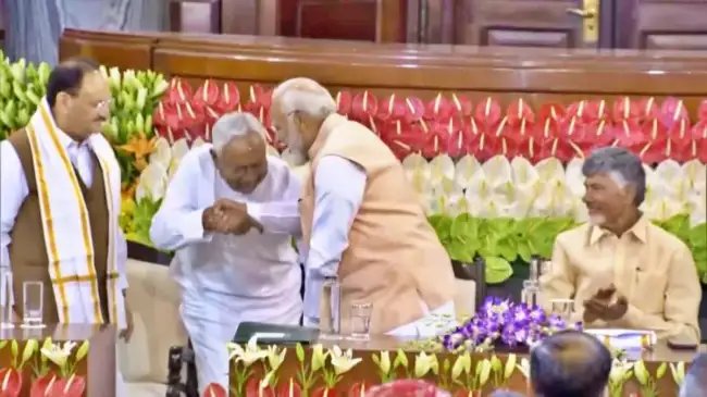 नीतीश कुमार ने फिर छुए पीएम मोदी के पांव, संसदीय दल की बैठक से सामने आया वीडियो