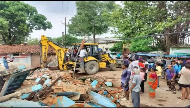 बिलासपुर मेलापारा चांटीडीह के 742 अवैध झोपड़ियों तोड़ने की कार्रवाई शुरु