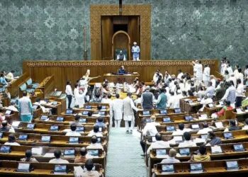 कल संसद में मोदी सरकार करेगी वक्फ बोर्ड बिल पेश, जानें क्या है तैयारियां