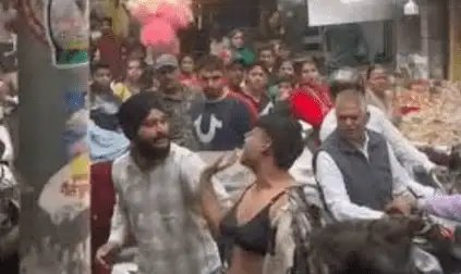 Haryana : बाजार में युवक को अश्लील डांस करना पड़ा भारी, दुकानदारों ने जमकर पीटा