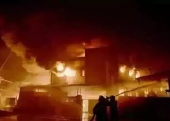 दिल्ली: शाहबाद डेयरी में भीषण आग से झुलसी, 130 झुग्गियां जलकर खाक