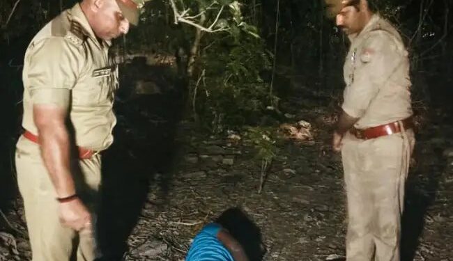 पुलिस पर गोली चलाकर भाग रहे बदमाश को पुलिस ने दौड़ाकर मारी गोली